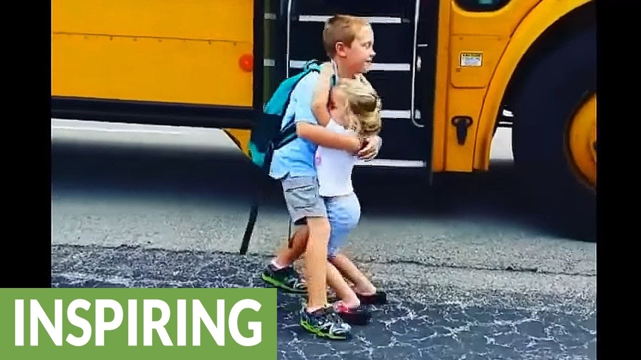 PRESLATKO: Mama je snimila kćerkicu kako svakog dana dočekuje starijeg brata koji se vraća iz škole