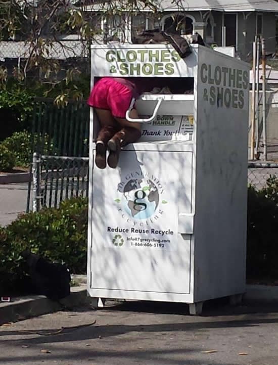 Krala donirane cipele i odjeću, pa zaglavila u kontejneru