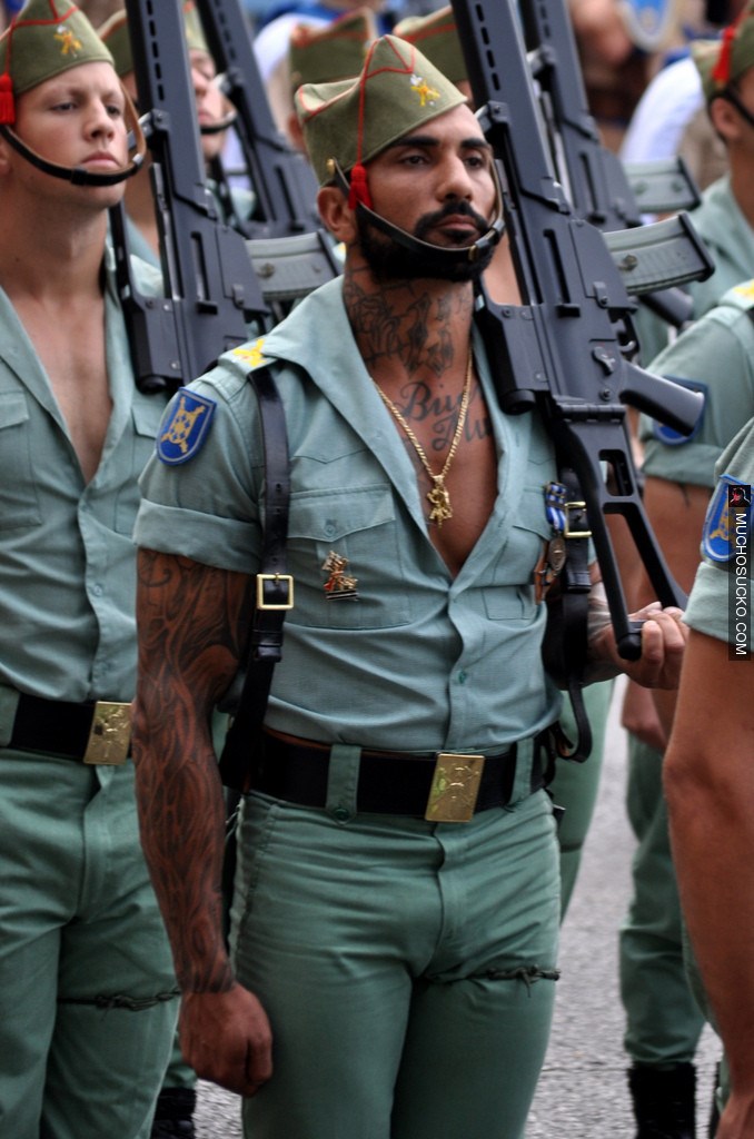 Mačo španjolski vojničine: Razdrlji da se vidi lanac!