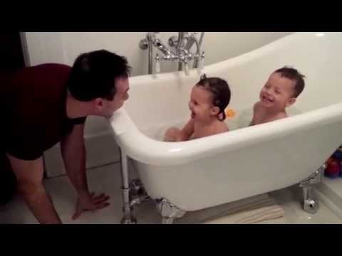 VIDEO: Tata pokušao prestrašiti male blizance, a oni su se samo nasmijali