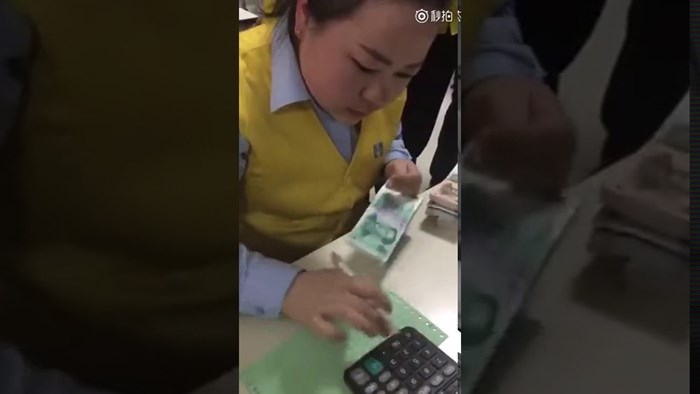 Kineskinja ima čudesan talent: Ovakvo brojanje novca još niste vidjeli!