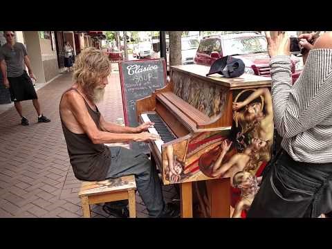 VIDEO: Beskućnik na ulici zasvirao klavir i izvedbom dirnuo prolaznike