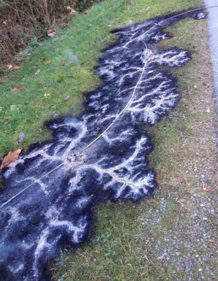 Trag srušenog električnog kabela izgleda poput munje