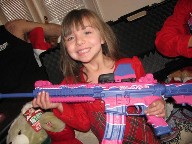 Kad te kćer traži mitraljez za Barbike