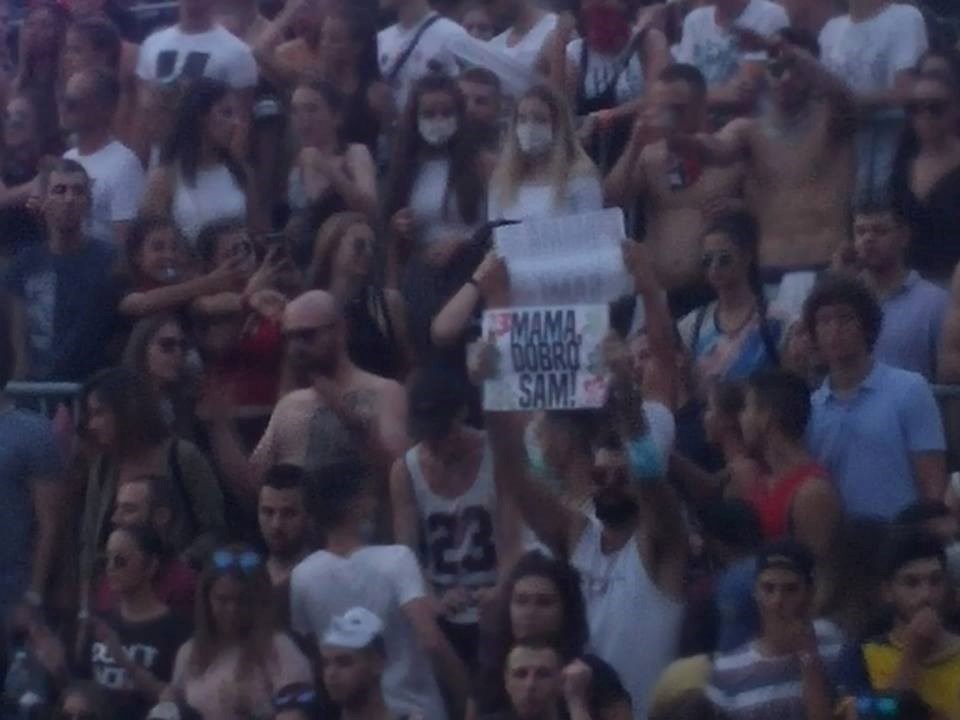 Ovaj je muškarac na genijalan način poslao majci poruku