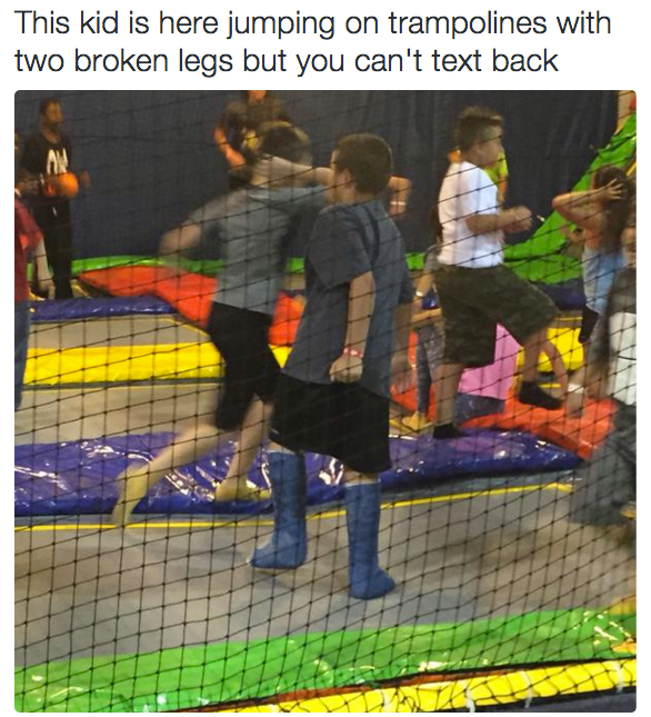 Slomljene obe noge nisu ga spriječile da skače po trampulinu