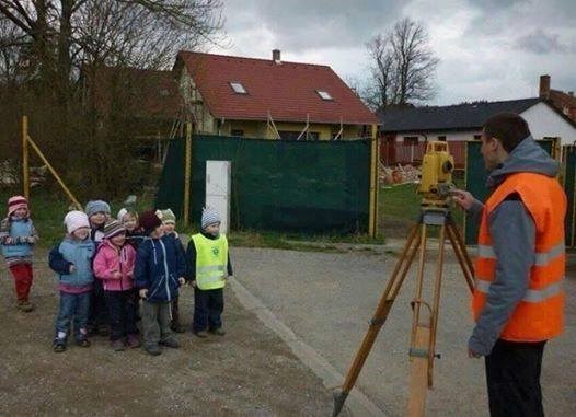 Klinci su se poredali ispred geodeta, mislili su da ih želi slikati