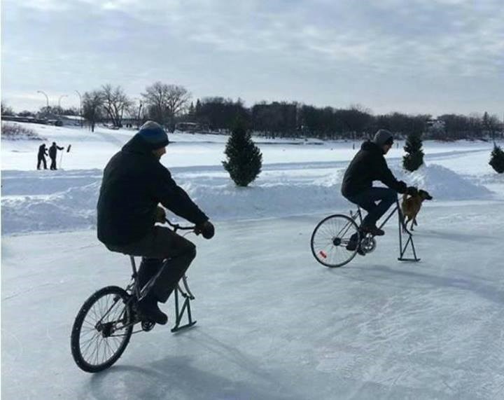 Mislili ste da se zezaju? Kanađani na ledociklima!