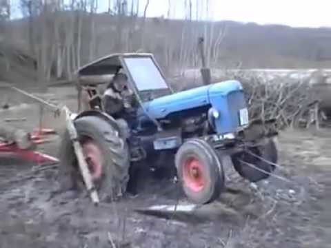 VIDEO: Ovo te ne uče na fakultetu - kako izvući traktor iz blata