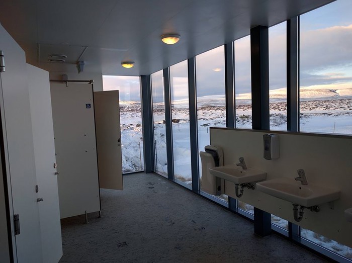 Pogled iz školskog WC-a na Islandu