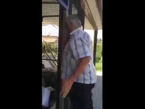 ZABRINJAVAJUĆI VIDEO Balkanac dokazao da je tvrdoglav: Lupao glavom o zid, nije htio odustati!