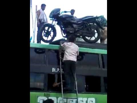 OVO JE NEMOGUĆE! Pogledajte što ovaj Indijac radi s motorom!