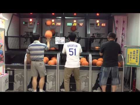 Ubacivao je lopte objema rukama kao da je robot, ljudi oko njega nisu mogli vjerovati što gledaju! 