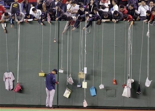 Davanje autograma na bejzbol tekmama