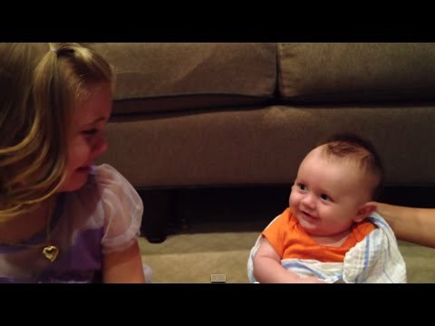 Djevojčica se rasplakala jer ne želi da joj mali brat odraste