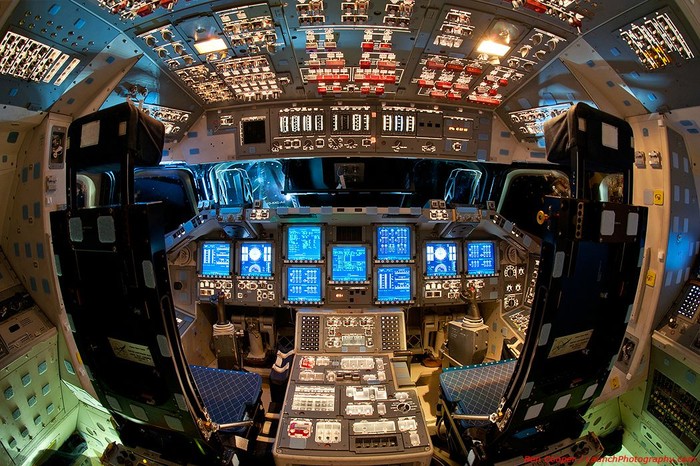 Ma šta će astronautu škola: Cockpit shuttlea Endeavoura