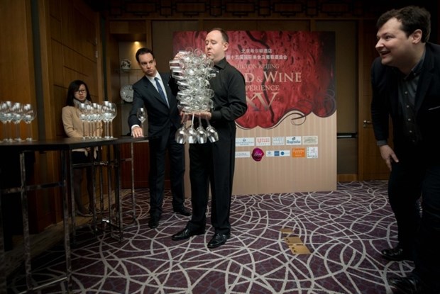 Strpao u ruku 51 vinsku čašu i oborio svjetski rekord