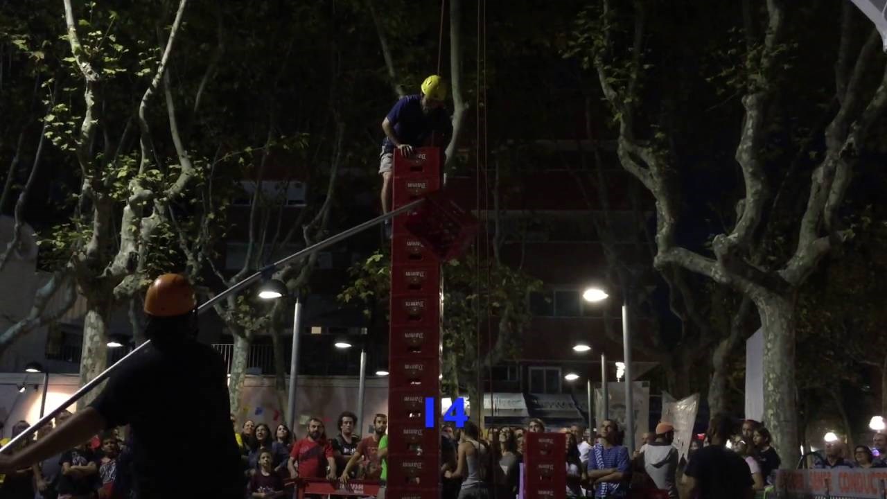 VIDEO: Slagao je toranj od gajbi piva! Pogledajte koliko ih je uspio složiti dok se nije srušio!