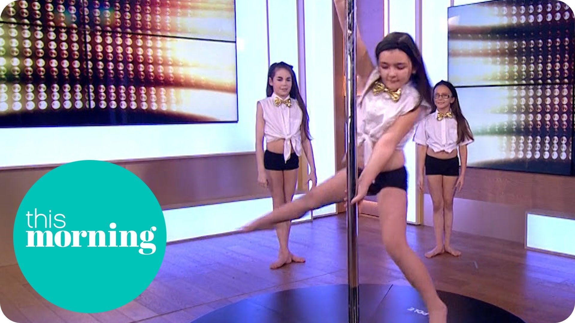 GLEDATELJI UŽASNUTI golišavim osmogodišnjakinjama koje plešu oko šipke