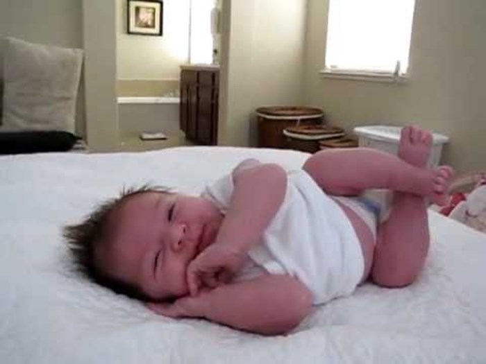 JUTARNJA GIMNASTIKA Pospana beba se rasteže nakon što se tek probudila