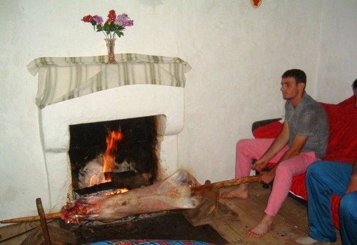 Pravi muškarac ražanj okrene i u dnevnom boravku