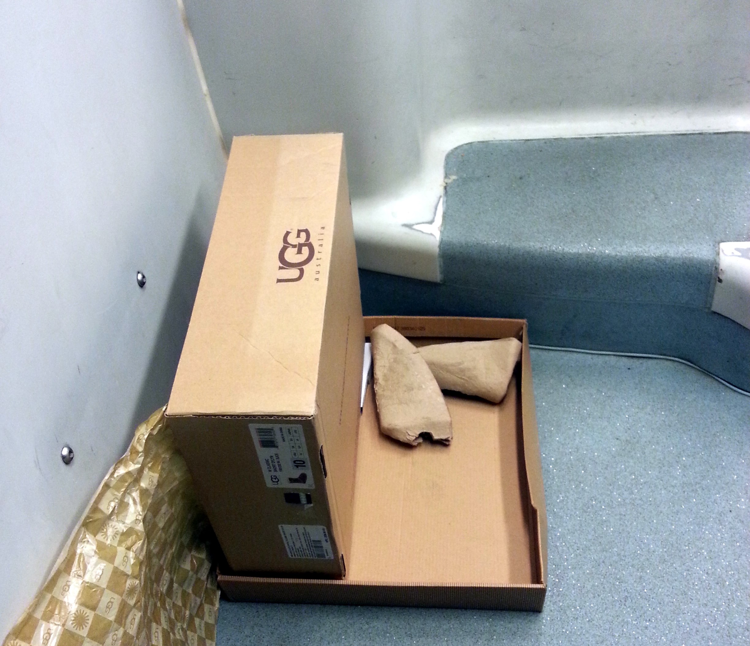 Nestrpljiva budala: Nove čizme otpakirala u tramvaju