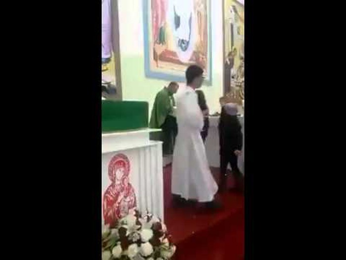 Brazilski svećenici blagoslivljaju djecu šamarom po glavi?
