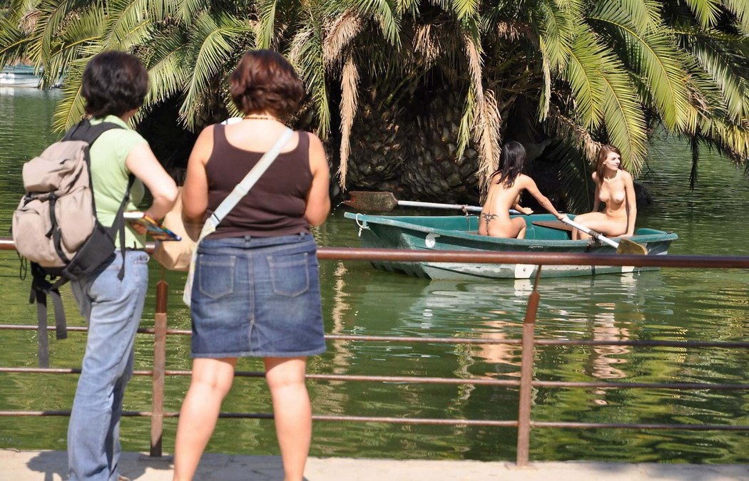 Gole golcate uživale u parku veslajući jezercem