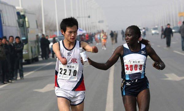 Nije sve u pobjeđivanju: Pomogla mladiću bez ruku