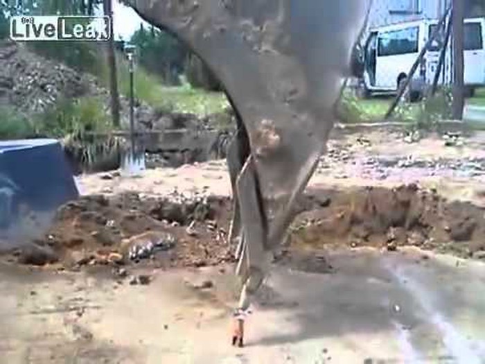 VIDEO: Majstorčina bagerom kresnuo upaljač!
