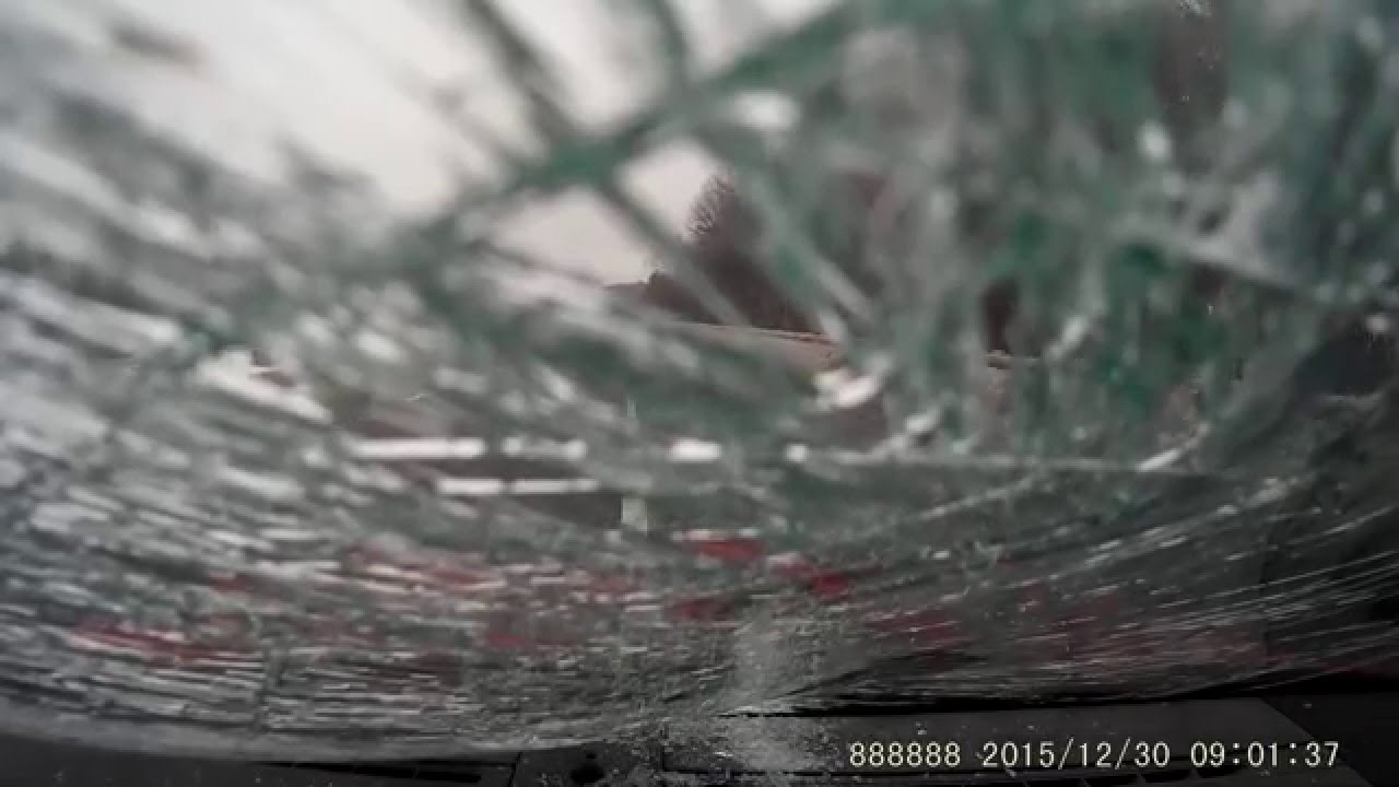 Pitate se zašto čistiti snijeg s krova auta? Je li potencijalna SMRT U VOŽNJI dovoljan razlog?