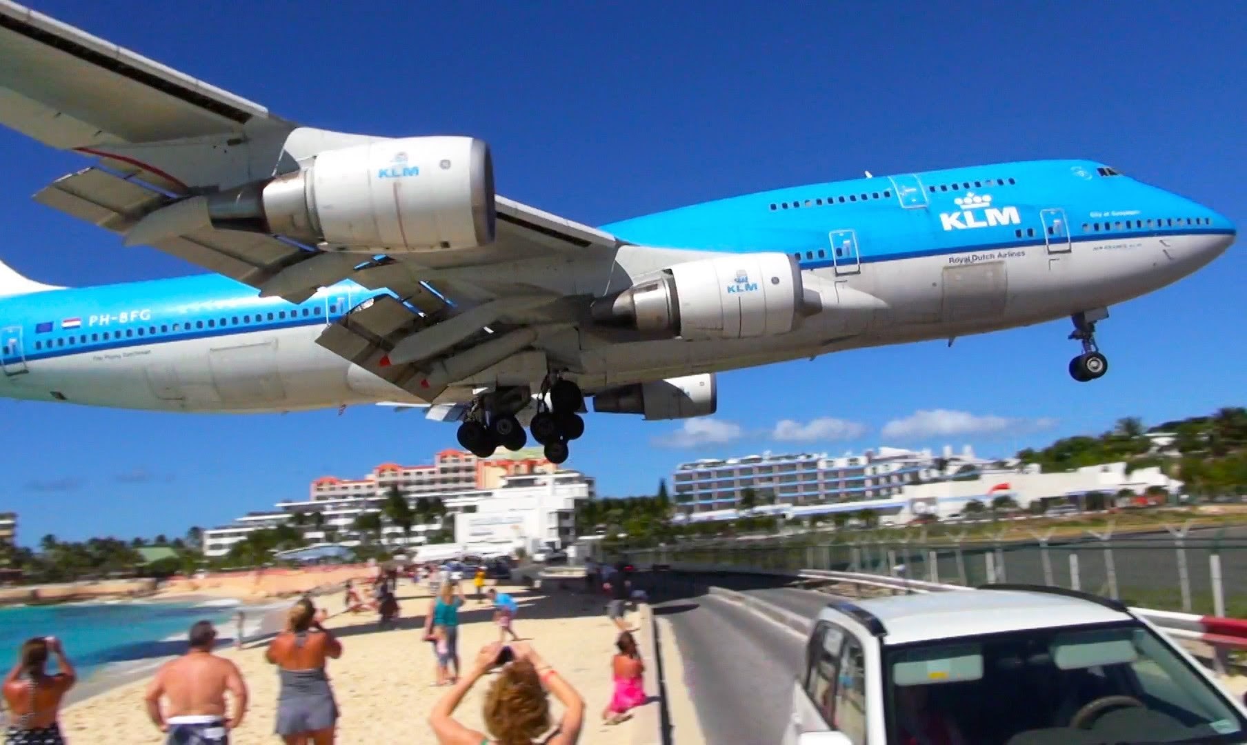 Šišanje avionom na plaži