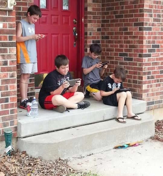 Tko kaže da djeca ne igraju vani?