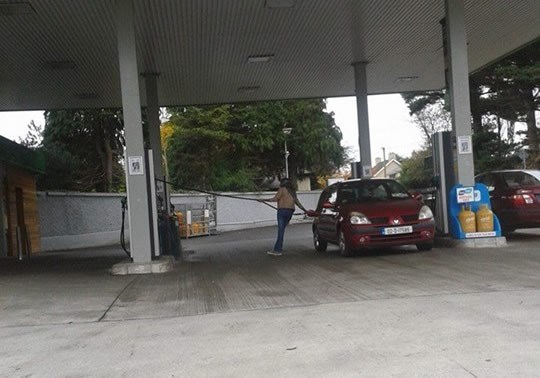 "Djevojka na benzinskoj", rana jesen 2013., ulje na platnu