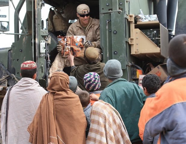 Pornjavom uvodi demokraciju: Svi vole guzice i sise