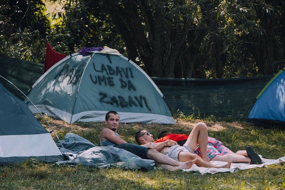 Ovi su dečki s natpisom na šatoru definitivno bili najveća senzacija na festivalu