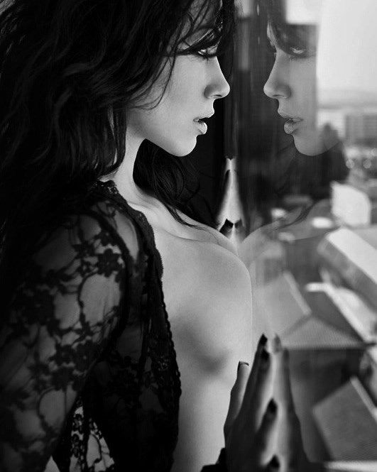 Ljepotica gole grudi ponudila sumornom gradu