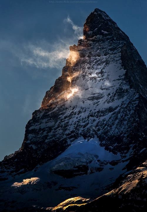Sunce se probilo među oblacima i "zapalilo" snježnu planinu