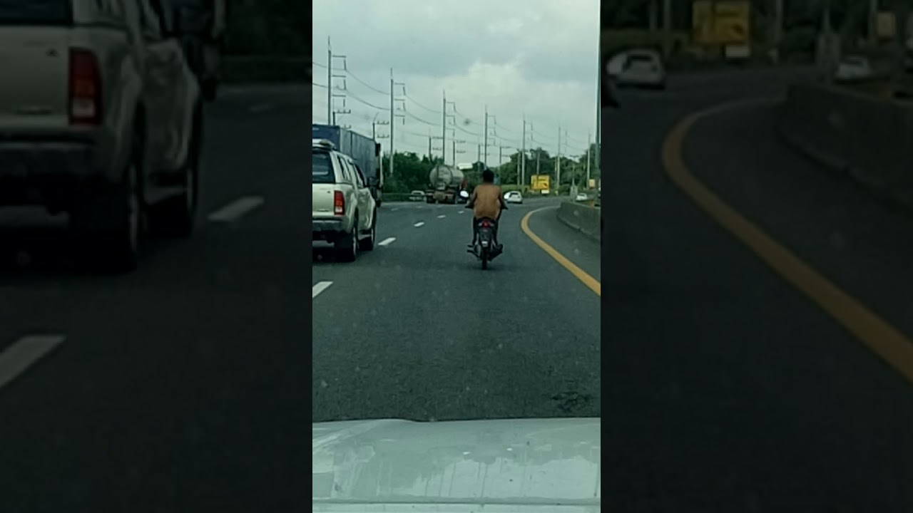 VIDEO Oprez, čudak na cesti: Ovaj motociklist je definitivno imao premalo odjeće na sebi!