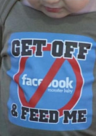 Klinac fura podsjetnik za mamu: Skini se s Fejsa, nahrani me