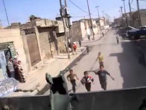 Američki vojnici se iživljavaju nad siromašnom djecom mameći ih bocom vode