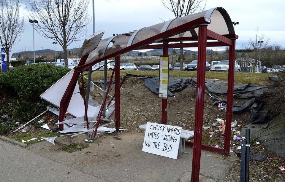 Chuck Norris mrzi čekanje autobusa