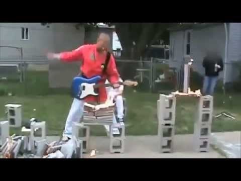 VIDEO: Ludi Rus razbija plamteće blokove dok svira gitaru!