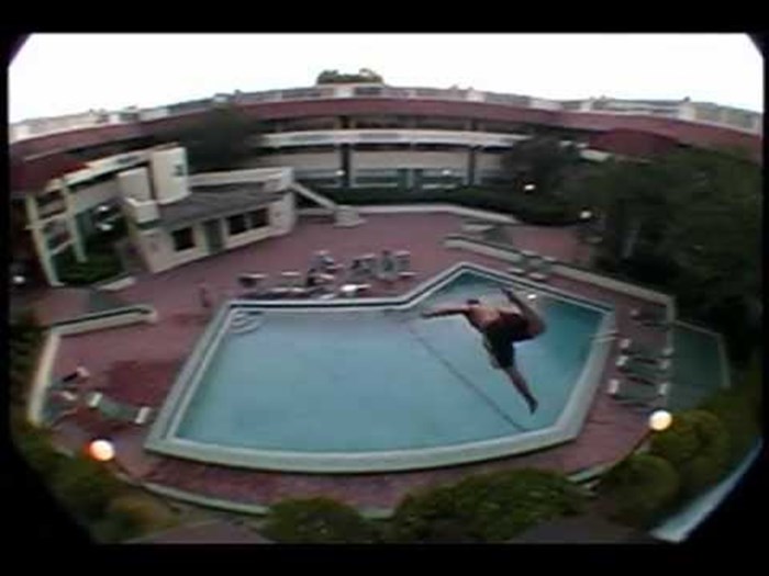 VIDEO Skočio je s drugog kata u hotelski bazen i skoro završio na betonu!