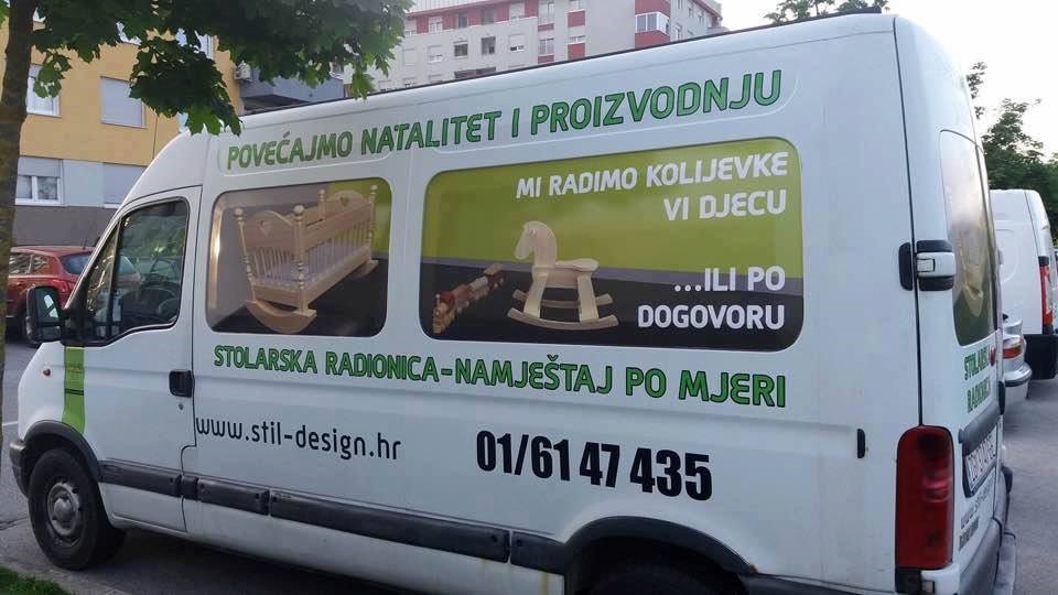 Maštovita reklama stolarske radionice svakog dana nasmijava prolaznike