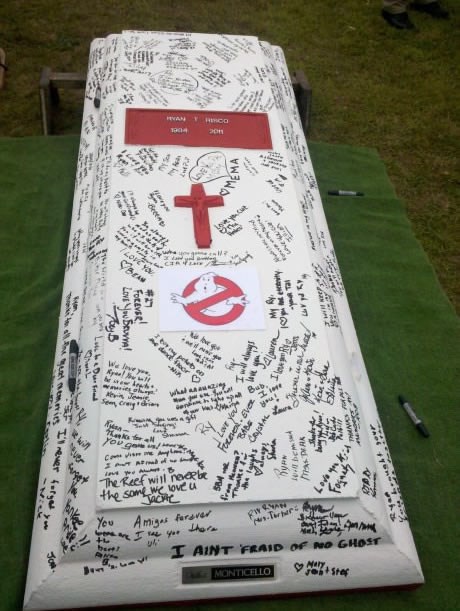 Tko bi volio otići ovako: Lijes s posvetama najfrendova