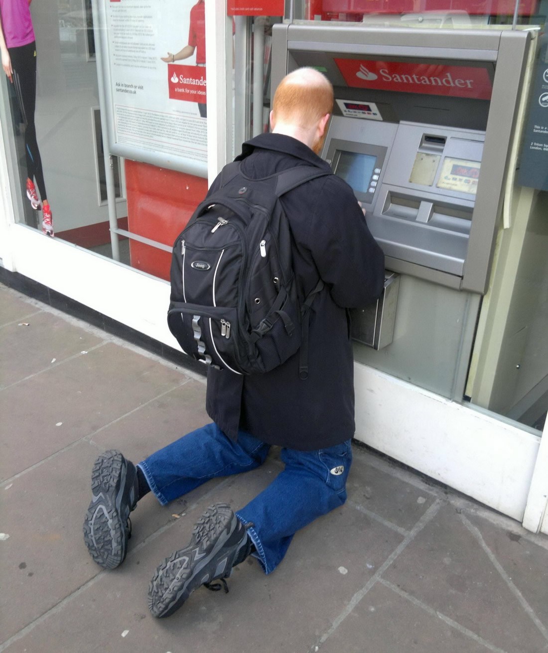 Klekni pred bankomatom, robe!