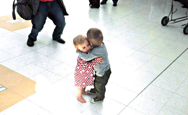 Iznenada ljubav: Bebe se prvi put vide i već se vole