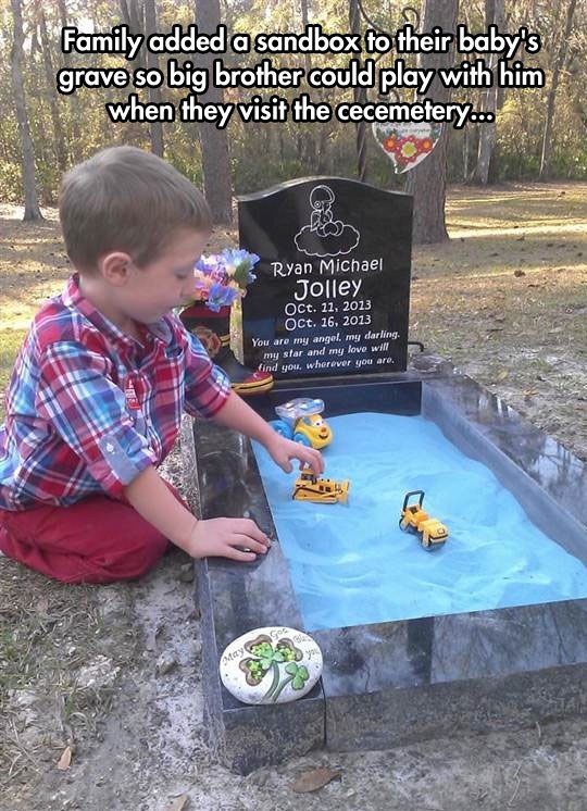 Malom braci na grobiću napravili pješčanik za igru