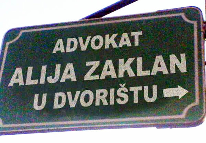 Advokat Zaklan u dvorištu, dr. Silov Ana vrata pored